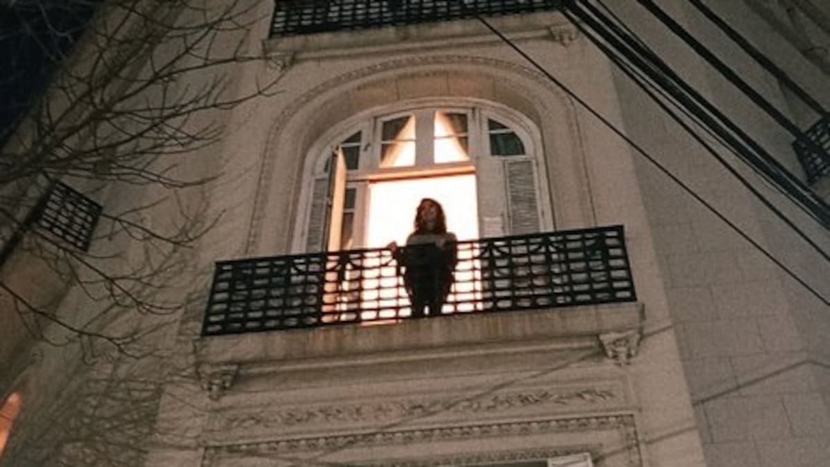 Cristina Fernández de Kirchner salió al balcón para festejar el triunfo de Fuerza Patria.