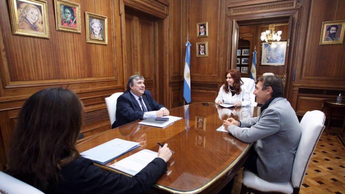 Cristina Fernández junto a Luis Naidenoff y José Mayans por sesiones virtuales en Senado