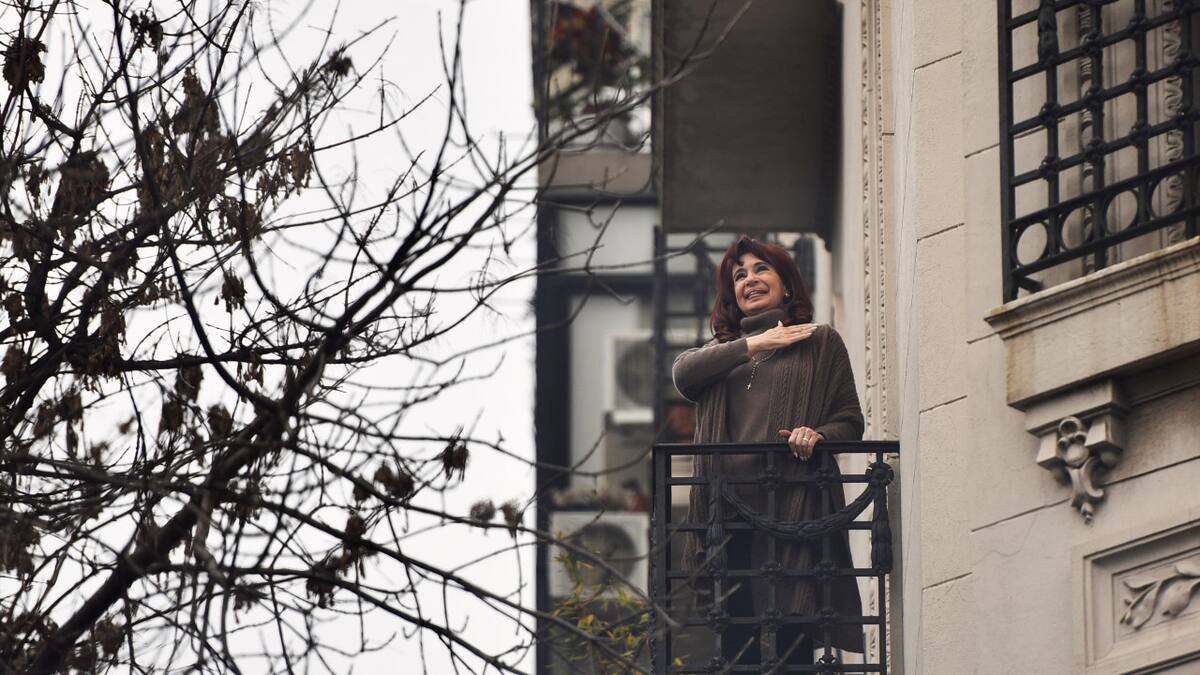 Cristina Kirchner desde el balcón de su casa. Foto: Reuters/Pedro Lazaro Fernandez