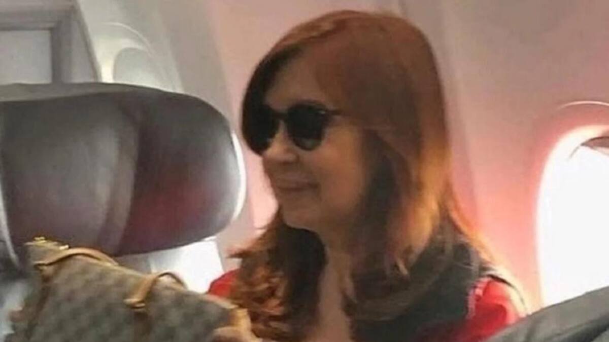 Cristina Kirchner en avión rumbo a Cuba para ver a su hija Florencia