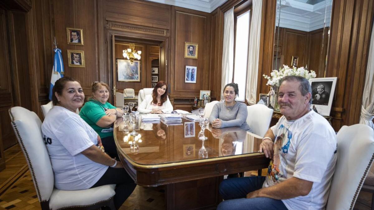 Cristina Kirchner junto a la familia de Lucio Dupuy en el Senado. Foto: @CFKArgentina.