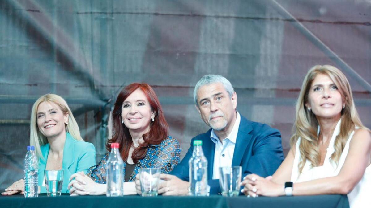 Cristina Kirchner junto a Verónica Magario en la asunción de Jorge Ferraresi en Avellaneda