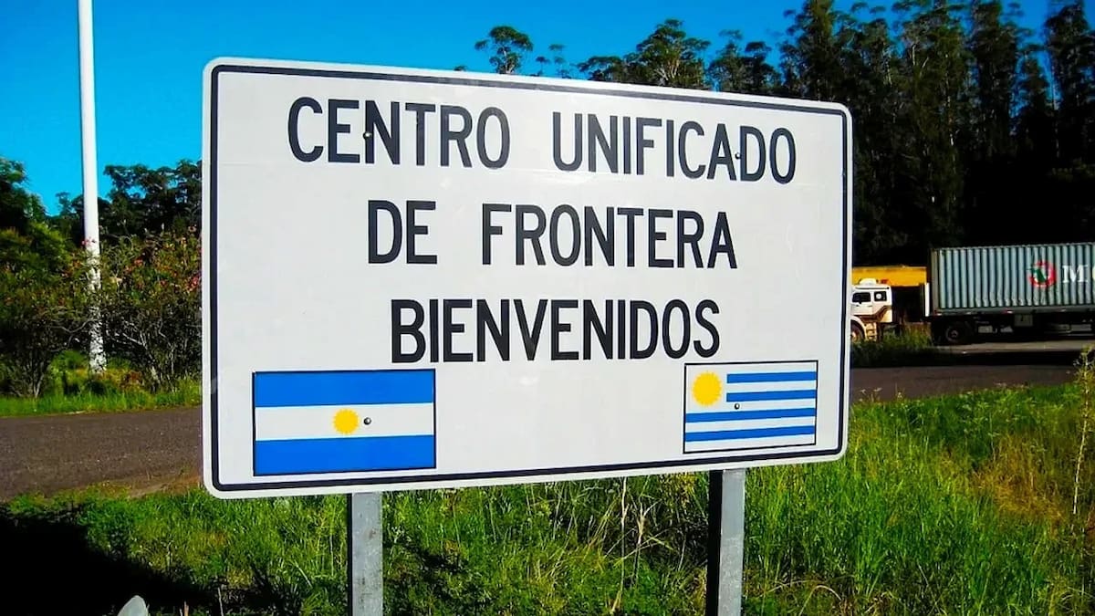 Cruce fronterizo entre Argentina y Uruguay.