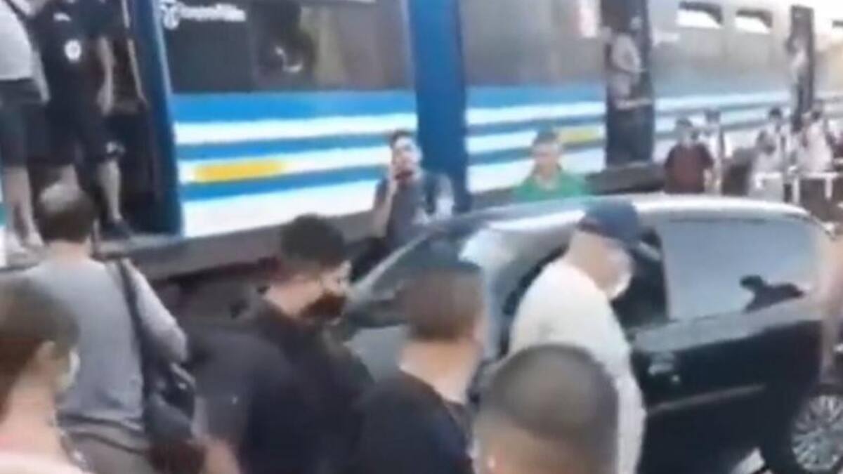 Cruzó con la barrera baja, chocó el auto contra el tren Sarmiento y fue agredido por un grupo de pasajeros