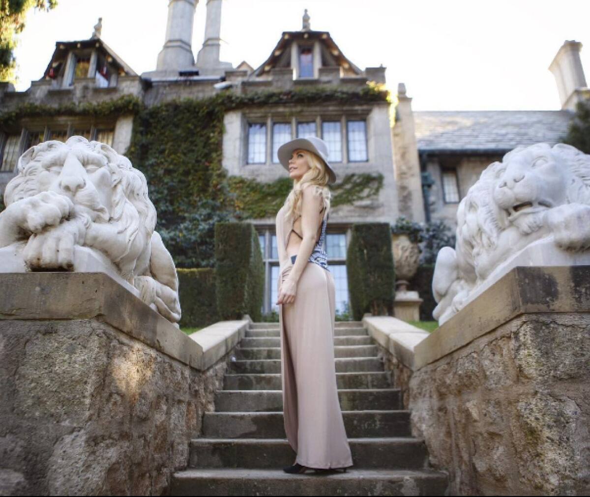 Crystal Hefner en la mansion Playboy. Foto: Instagram @CrystalHefner