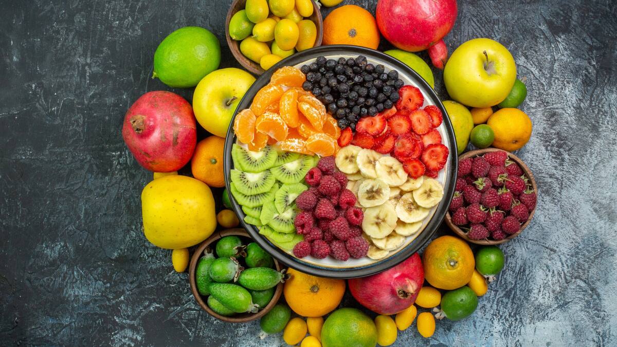 Cuáles son las frutas que deben guardarse en la heladera y cuáles no. Foto: Freepik.