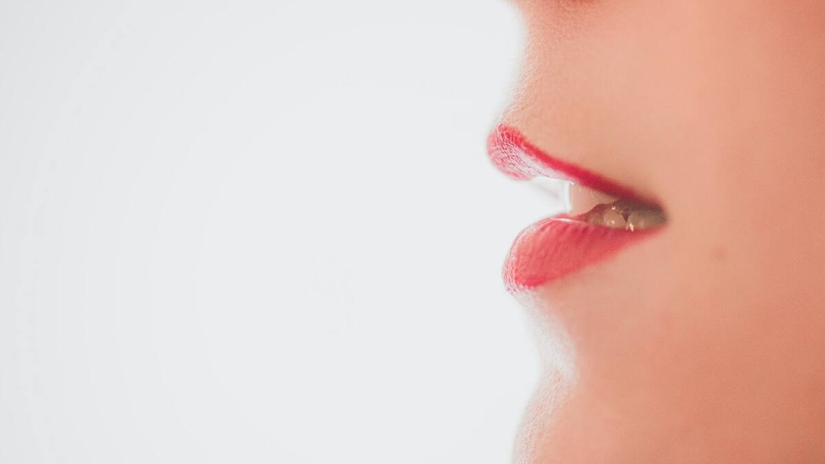 Cuando el hábito de morderse los labios pasa a ser un trastorno nervioso se le denomina “dermatofagia”. Foto: Unsplash.