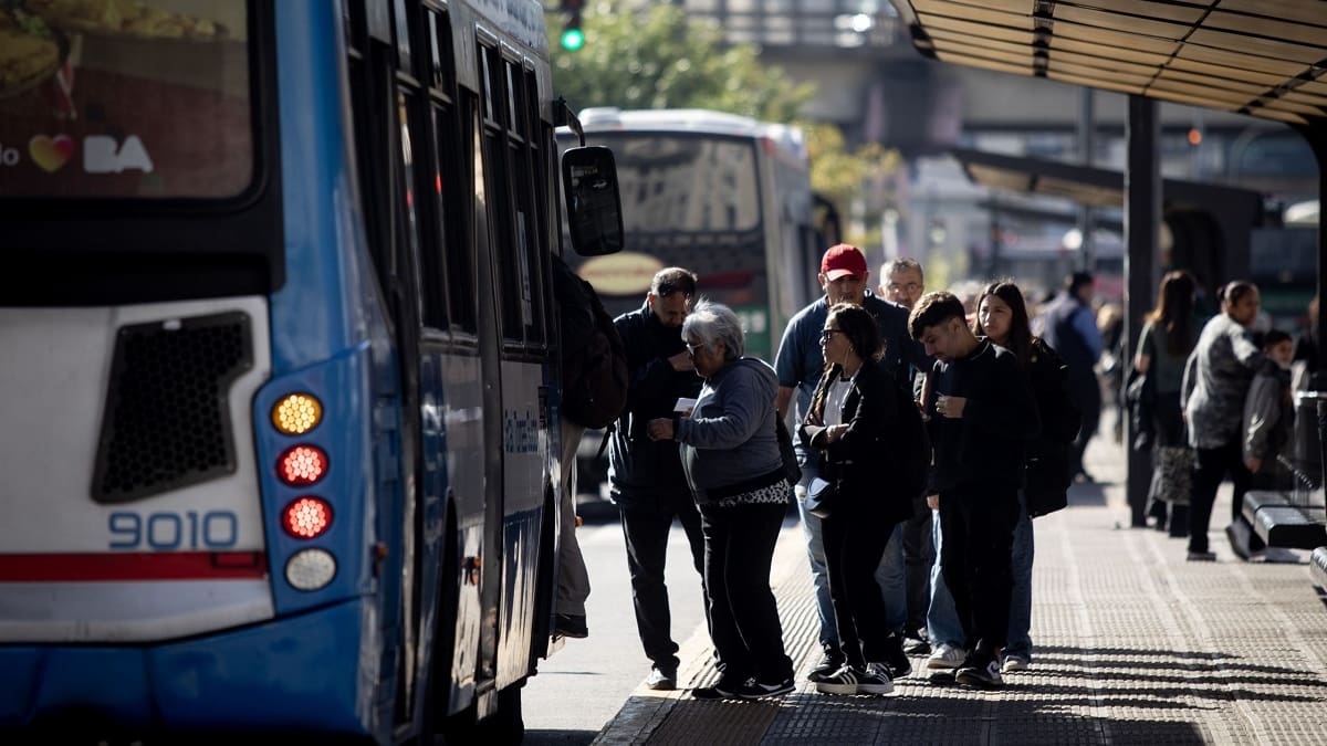 Nuevas tarifas: cuánto cuesta viajar en colectivo y en tren desde este lunes 18 de mayo