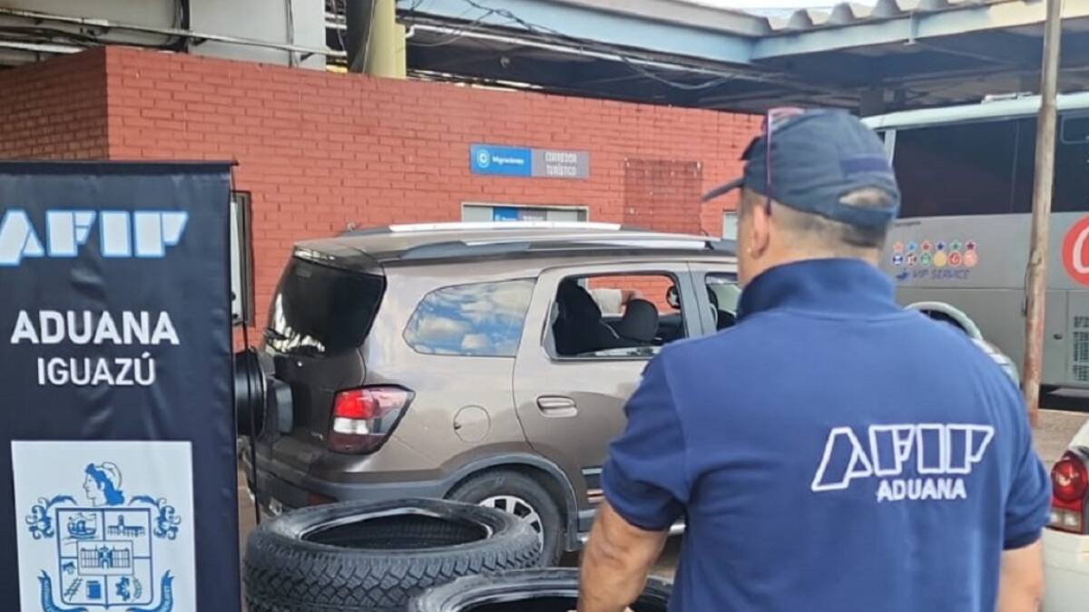 Cubiertas de contrabando. Foto: Aduana.