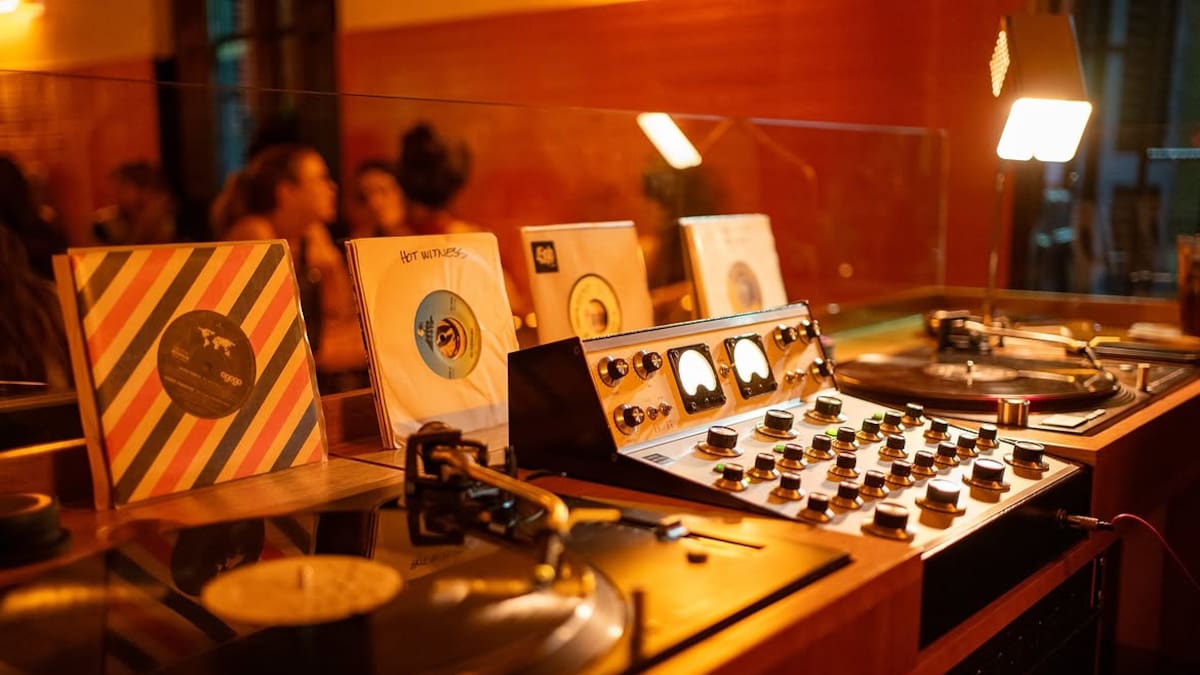 Los bares de vinilos están cambiando la noche porteña: dónde celebrar con amigos y buena música en CABA
