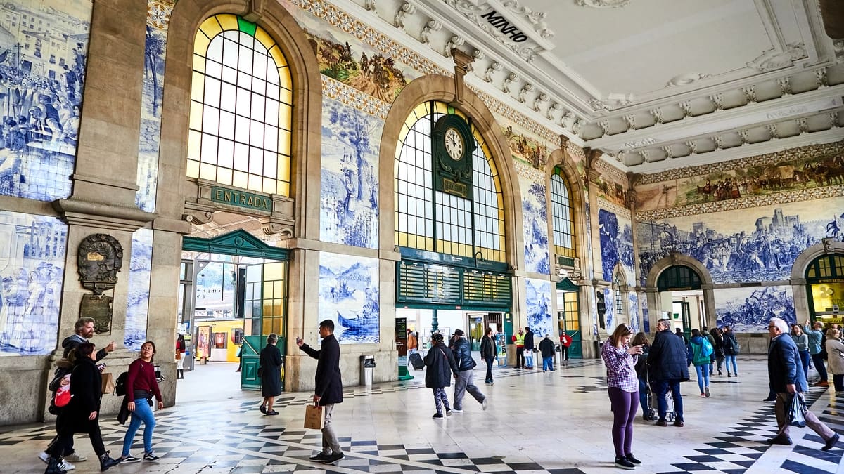 Cuenta la historia de Portugal y tiene más de 20.000 azulejos pintados a mano: así es la bonita estación de São Bento