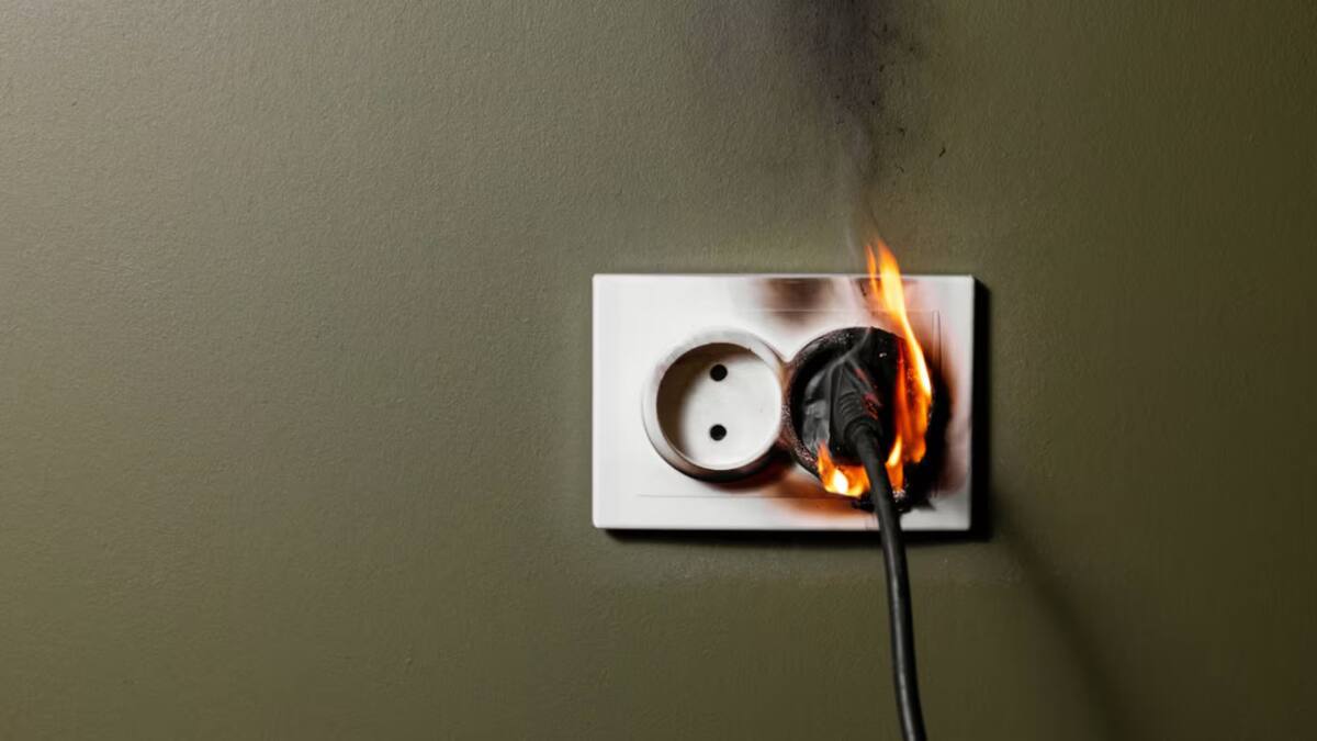 Cuidado al enchufar un electrodoméstico. Foto: AdobeStock