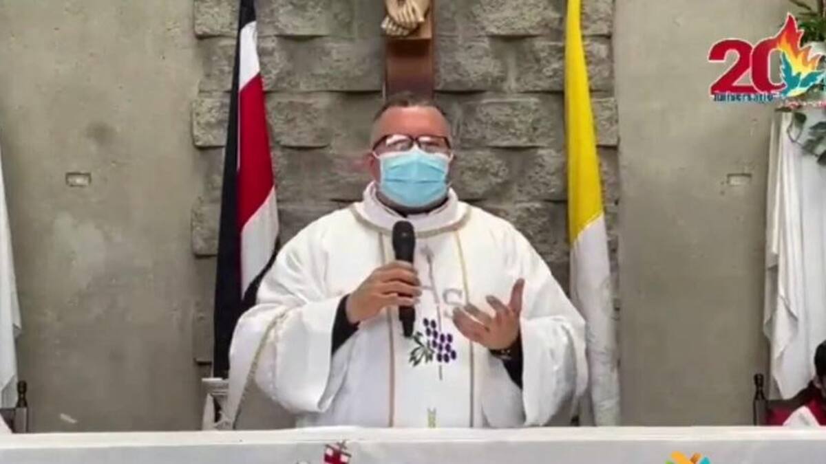 Cura cantando canción contra el coronavirus en medio de la misa