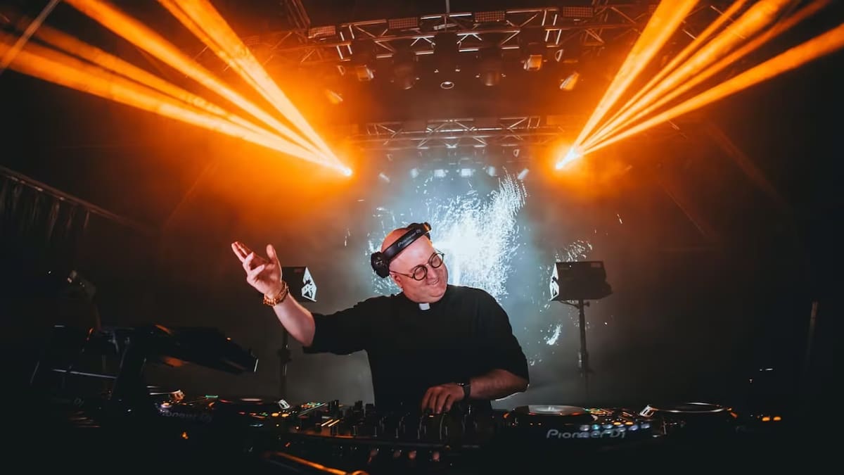 El cura DJ ya está en Buenos Aires y reveló por qué el público argentino es diferente