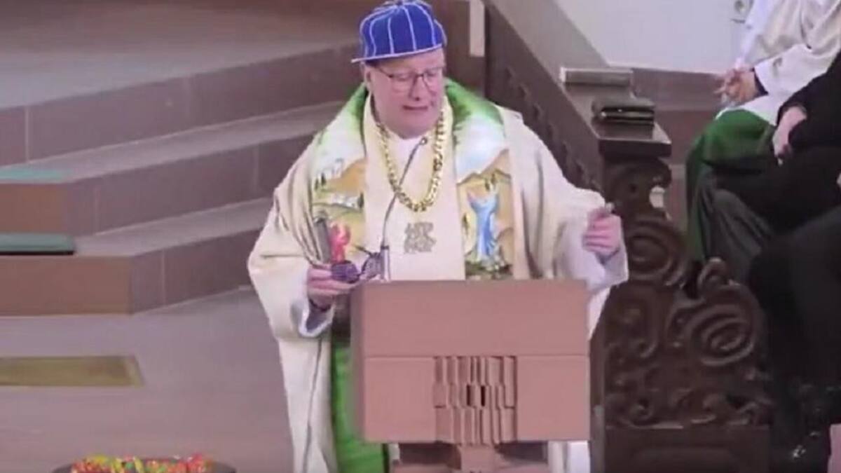 ¡Ingenioso! Un sacerdote rapeó en plena misa y hasta se vistió para la ocasión