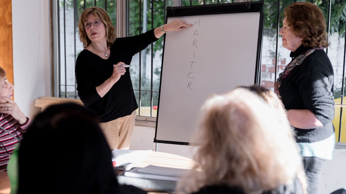 La UNaB abrió la inscripción a los cursos de tecnología, idiomas y arte para jubilados: los detalles y cómo inscribirse