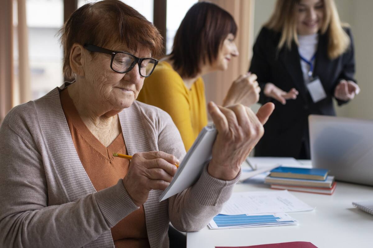 Cursos, UPAMI, PAMI, adultos mayores. Foto Freepik