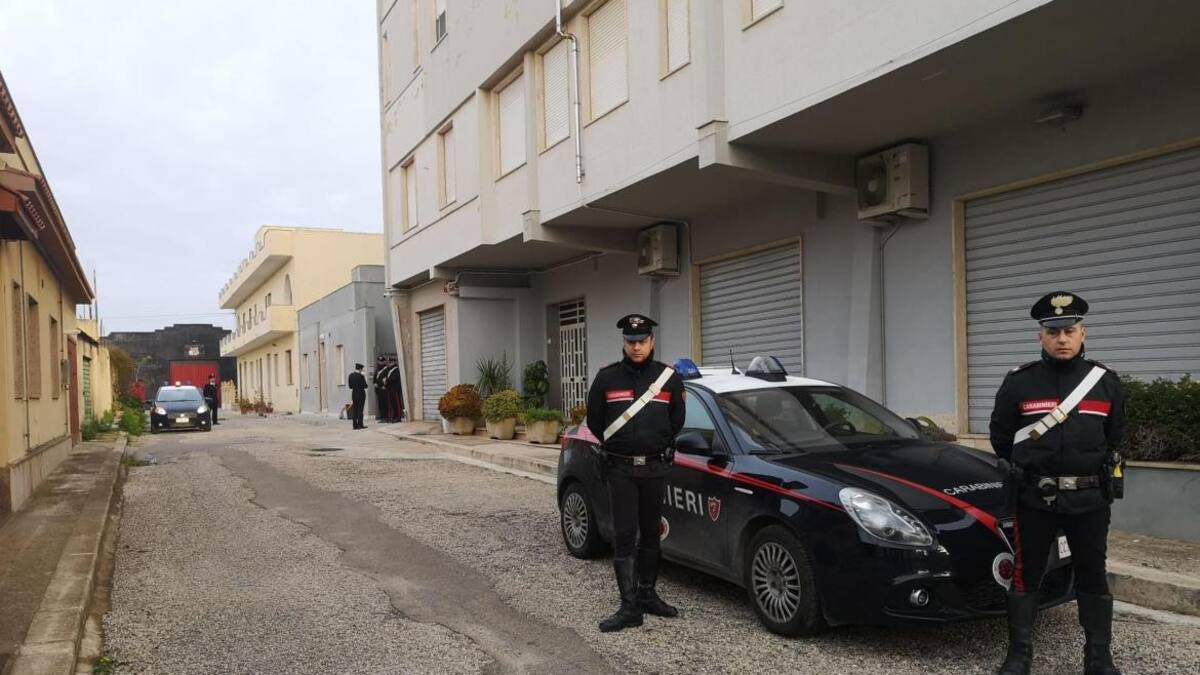 Custodia en la calle que da al escondite de Messina Denaro. Foto: EFE.