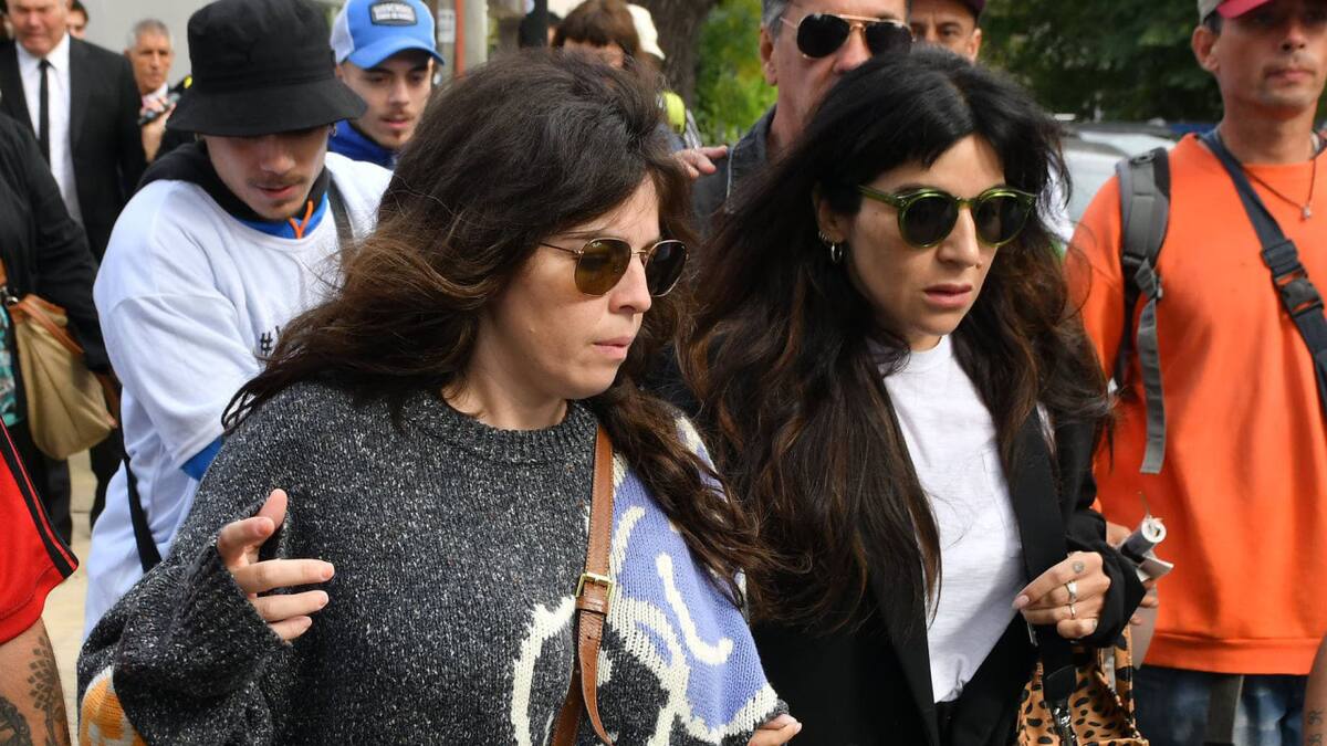 Dalma y Gianinna Maradona al llegar a los tribunales de San Isidro donde se lleva a cabo el juicio por la muerte de Diego Maradona. FOTO: NA/ Juan Vargas.