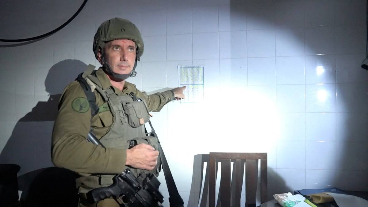 Daniel Hagari, portavoz del Ejército israelí mostrando túnel de Hamas. Foto: Reuters.