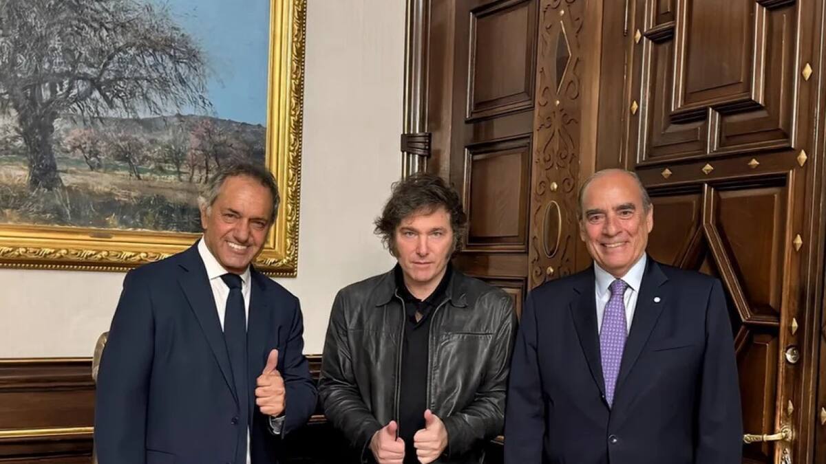 Daniel Scioli junto a Javier Milei y Guillermo Francos. Foto: NA.