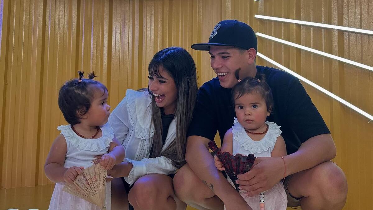 Daniela Celis y Thiago Medina con sus hijas.
