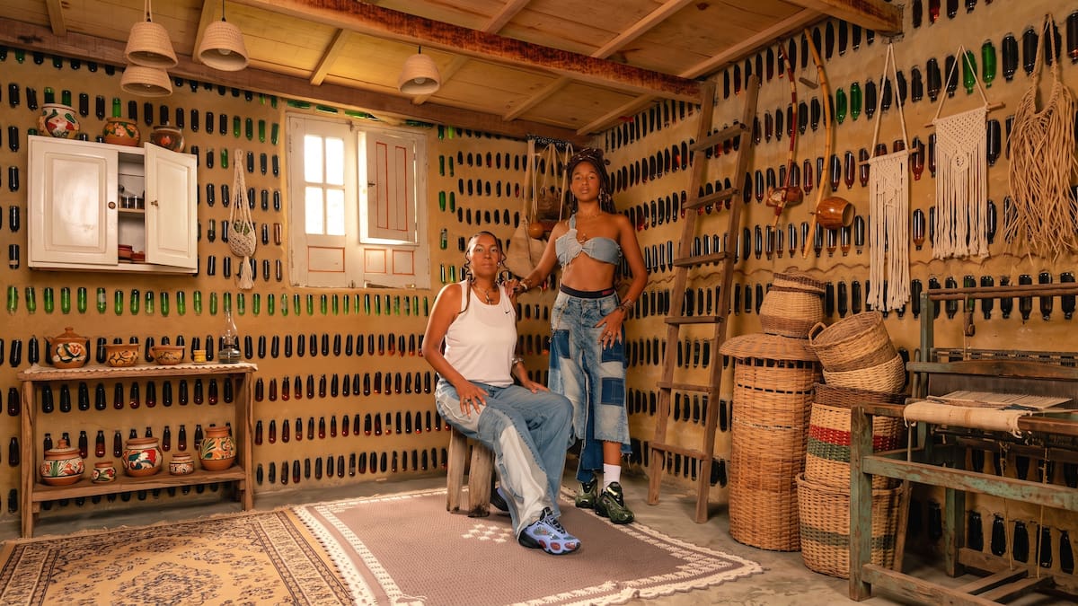 Recolectaron 8.000 botellas de vidrio, las transformaron en una casa y tardaron cinco años en terminarla: el eco-hogar de Edna y Maria Dantas