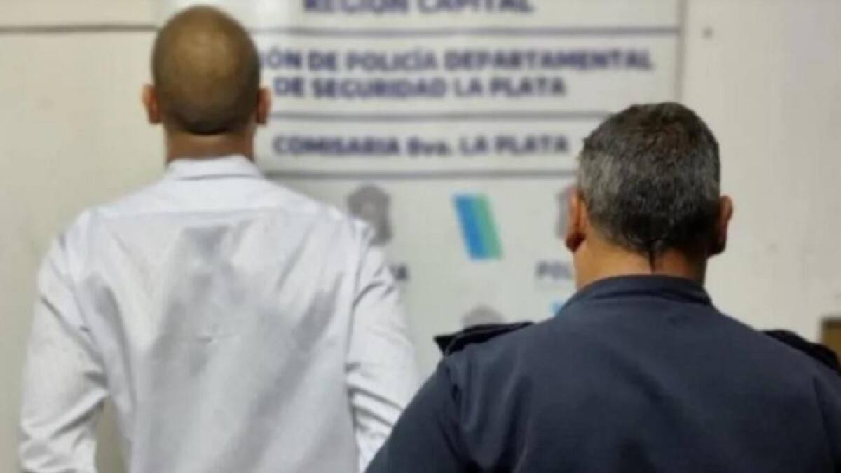 Decapitó a su madre, se duchó, cenó y fue a la comisaría: "Maté a mi mamá, vengo a entregarme"