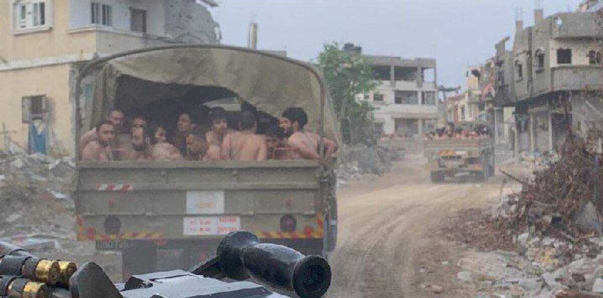 Decenas de hombres semidesnudos en las calles de Gaza.