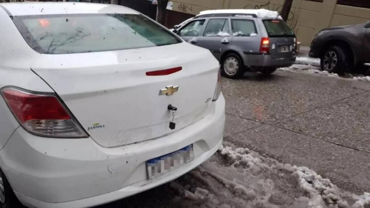 Dejó las llaves puestas en el baúl del auto y le robaron más de medio millón de pesos. Foto El Cordillerano