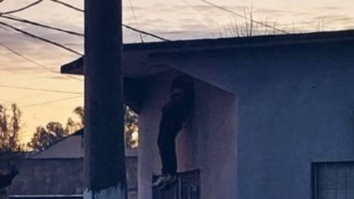 Delincuente fallecido al intentar ingresar a una casa. Foto: NA.