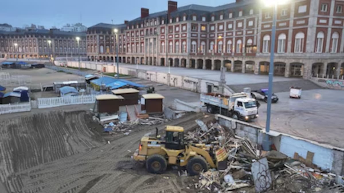 Demolición de la feria en la Playa Bristol de Mar del Plata.