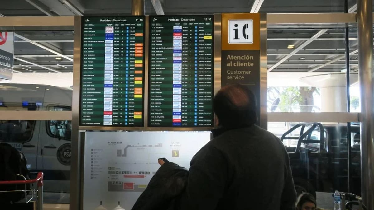 Demoras y cancelaciones de vuelos en Aeroparque y Ezeiza por las tormentas: cuándo se normalizará el servicio