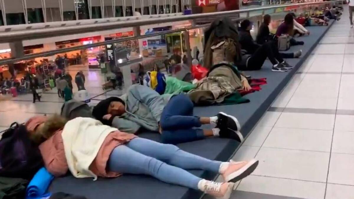 Demoras y cancelaciones en Aeroparque - pasajeros duermen en el piso