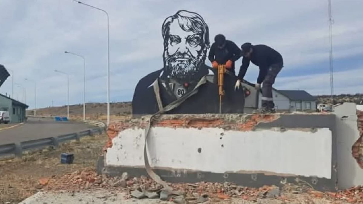 Demuelen el monumento a Osvaldo Bayer. Foto: X @davidcorreatv