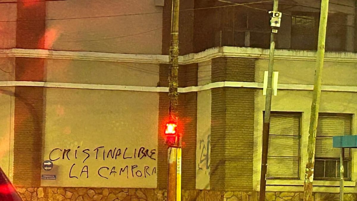 El intendente de Lanús denunció “campaña sucia” por las pintadas de “Cristina Libre” en nombre de La Cámpora en el municipio