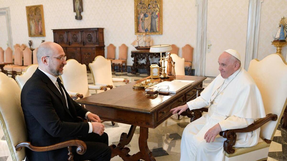 Denys Shmyhal y el papa Francisco en el Vaticano. Foto: Reuters.