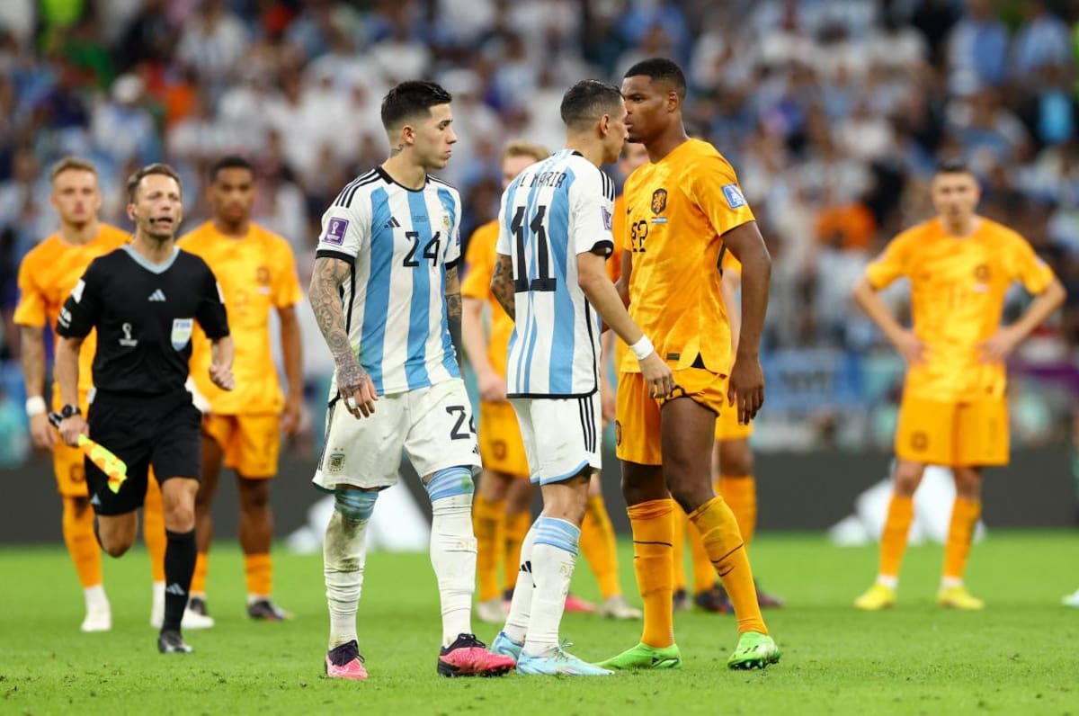 Denzel Dumfries hablándole a Enzo Fernández. Foto: Reuters.