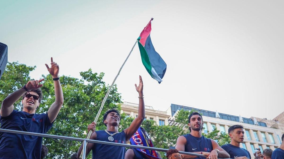 Lamine Yamal mostró una bandera de Palestina durante los festejos del Barcelona campeón de La Liga