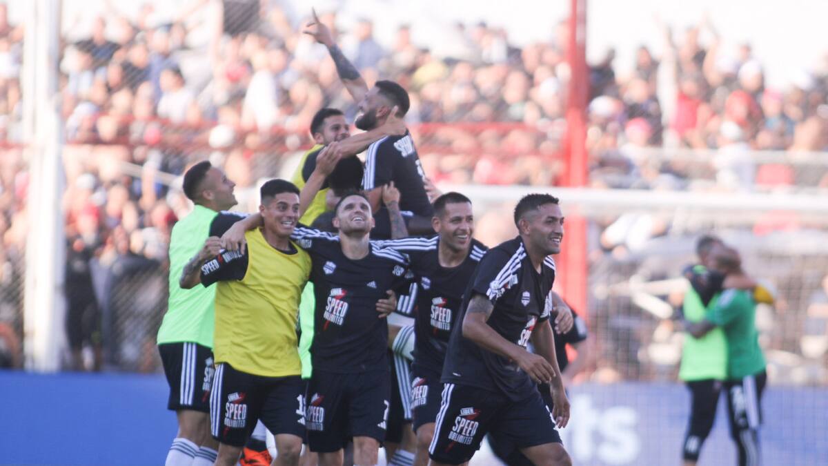Deportivo Riestra derrotó a Deportivo Maipú y ascendió a Primera División por primera vez en su historia
