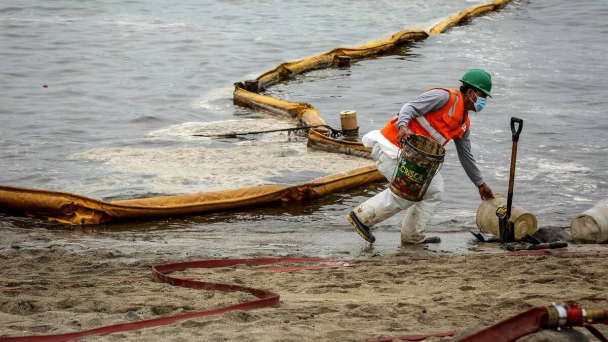Derrame de petróleo en mar de Perú. EFE.