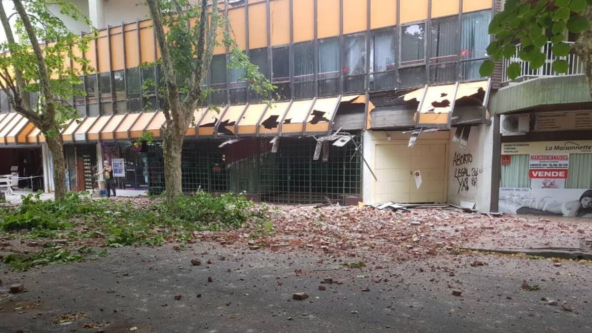 Derrumbe de fachada de un edificio del centro de Mar del Plata