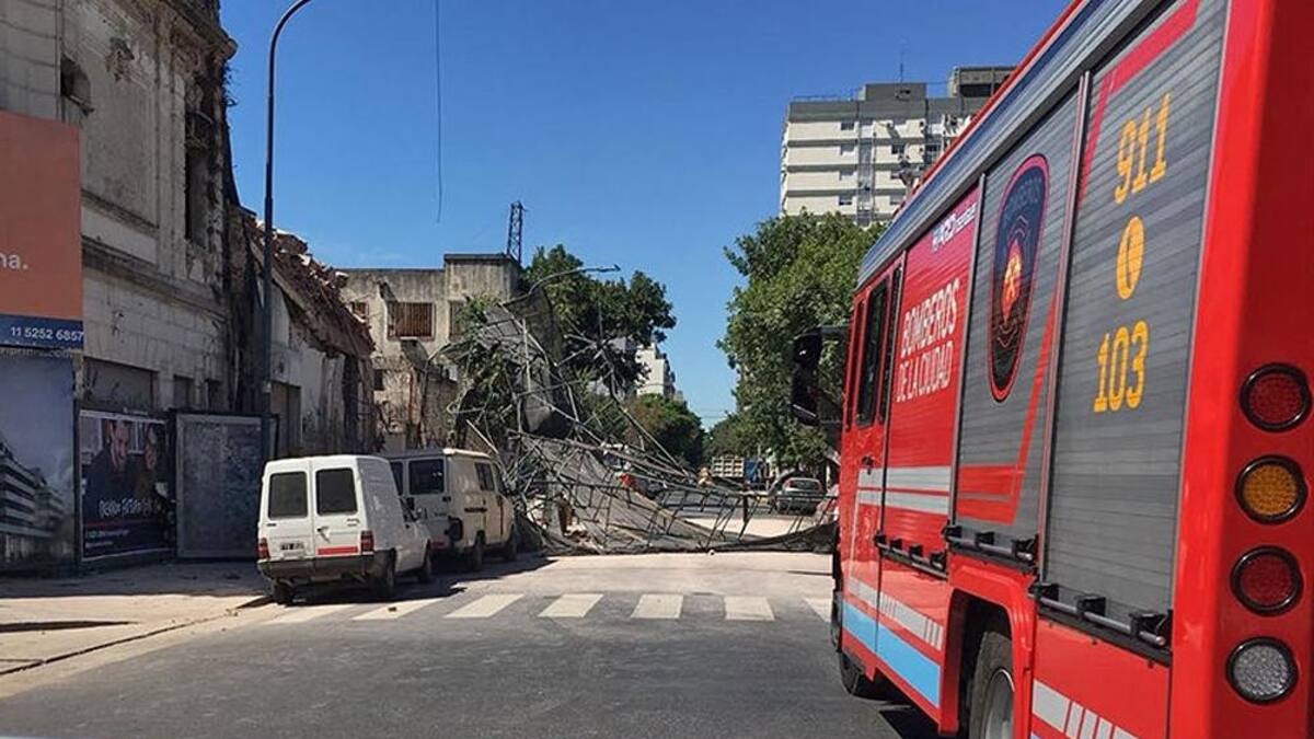 Derrumbe de obra en construcción en Flores