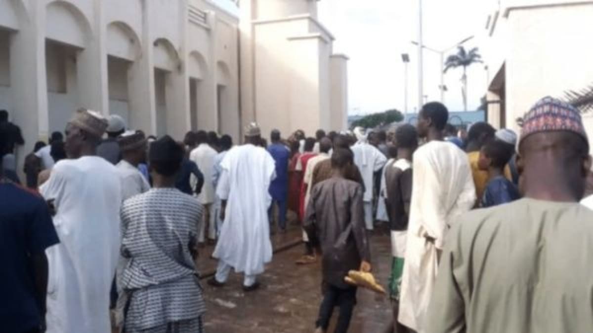 Derrumbe de una mezquita en Nigeria. Foto: @SamaaEnglish