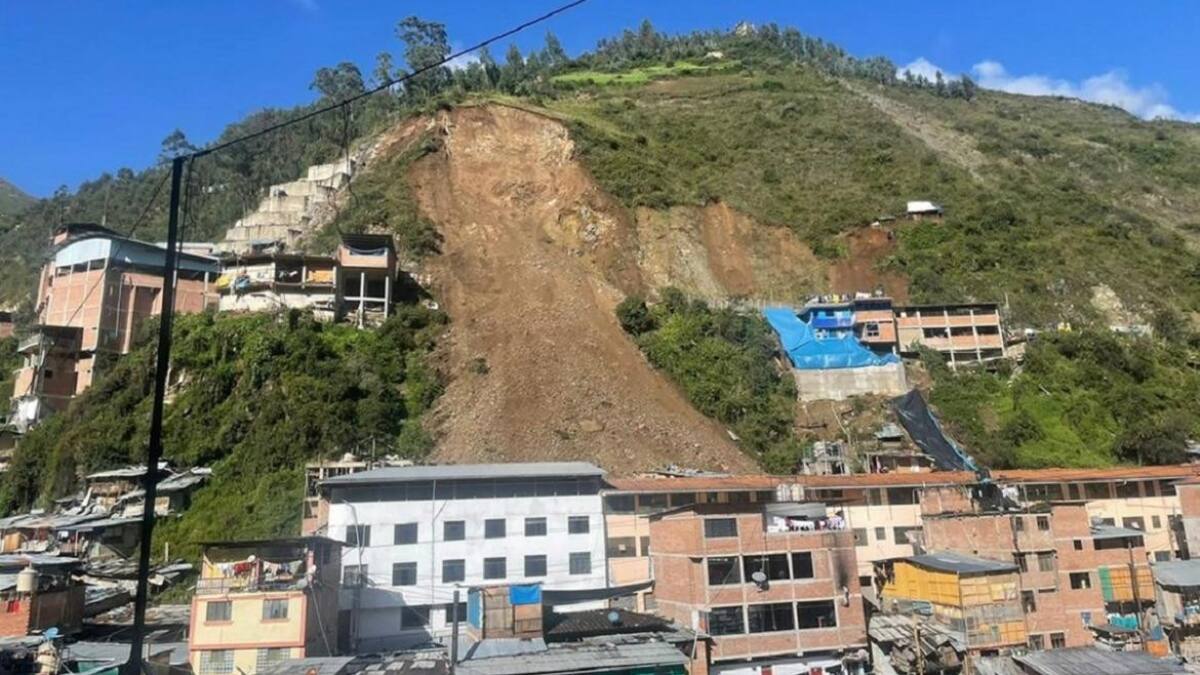 Impactante alud arrasó con decenas de casas en Perú