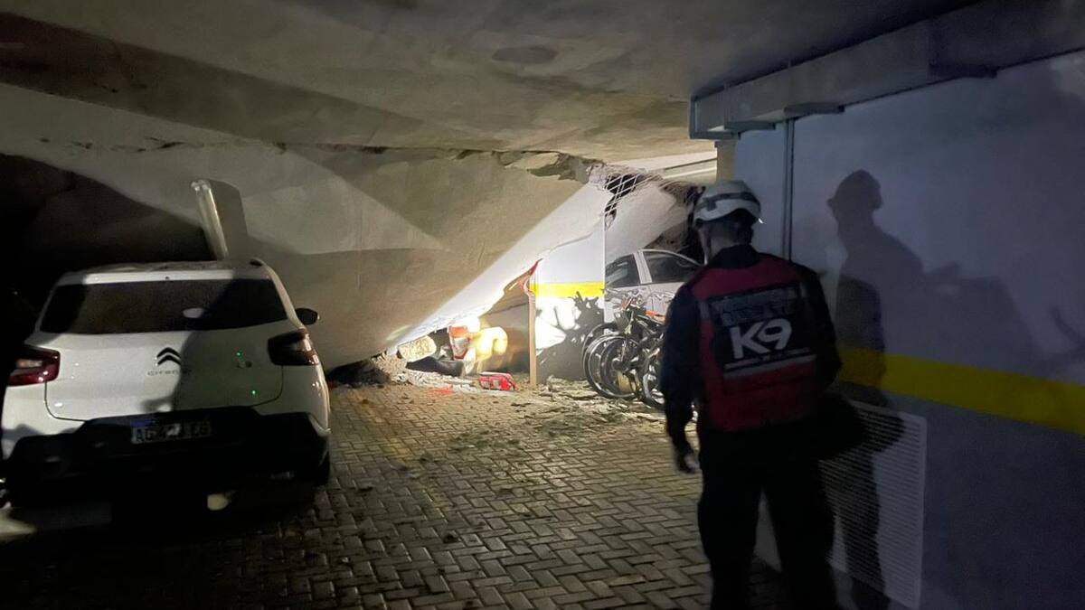 Se derrumbó la cochera de un edificio en Parque Patricios: autos bajo los escombros y 200 vecinos evacuados