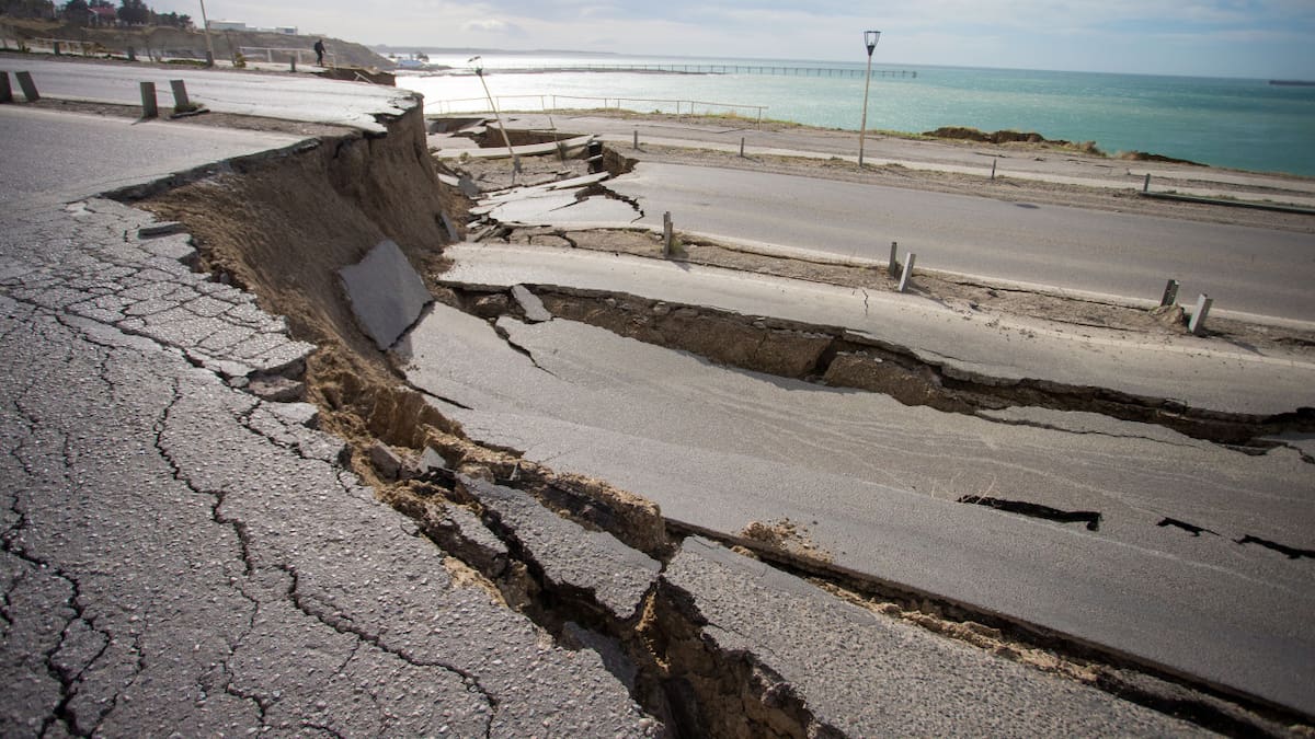 Derrumbe y grieta en la ruta nacional 3 en Comodoro Rivadavia. Foto: Telam.