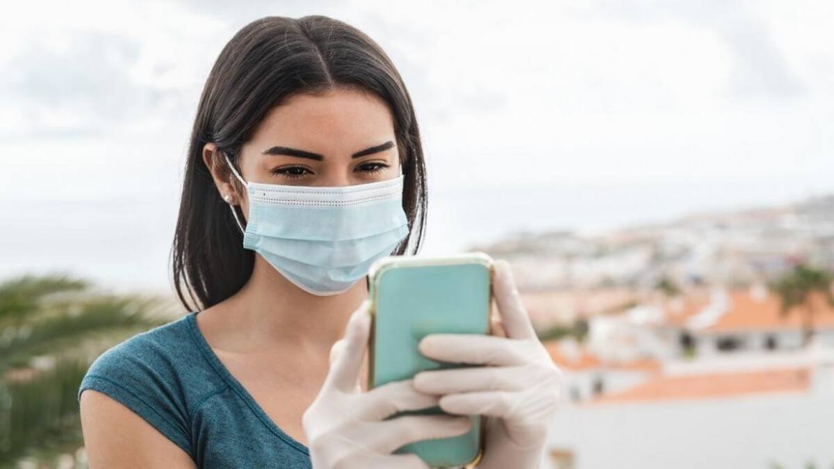 Desbloqueo de celular con trapaboca, tecnología.