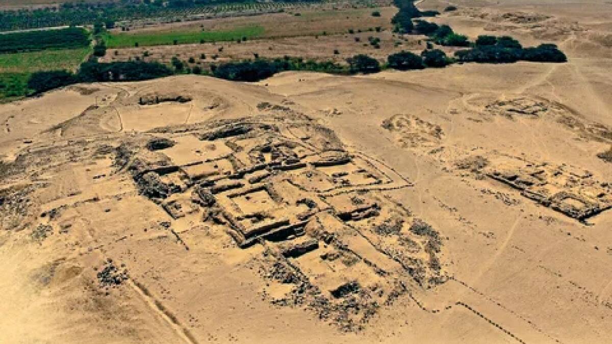 Ruinas del edificio piramidal antiguo hallado en Perú. Foto: NA.