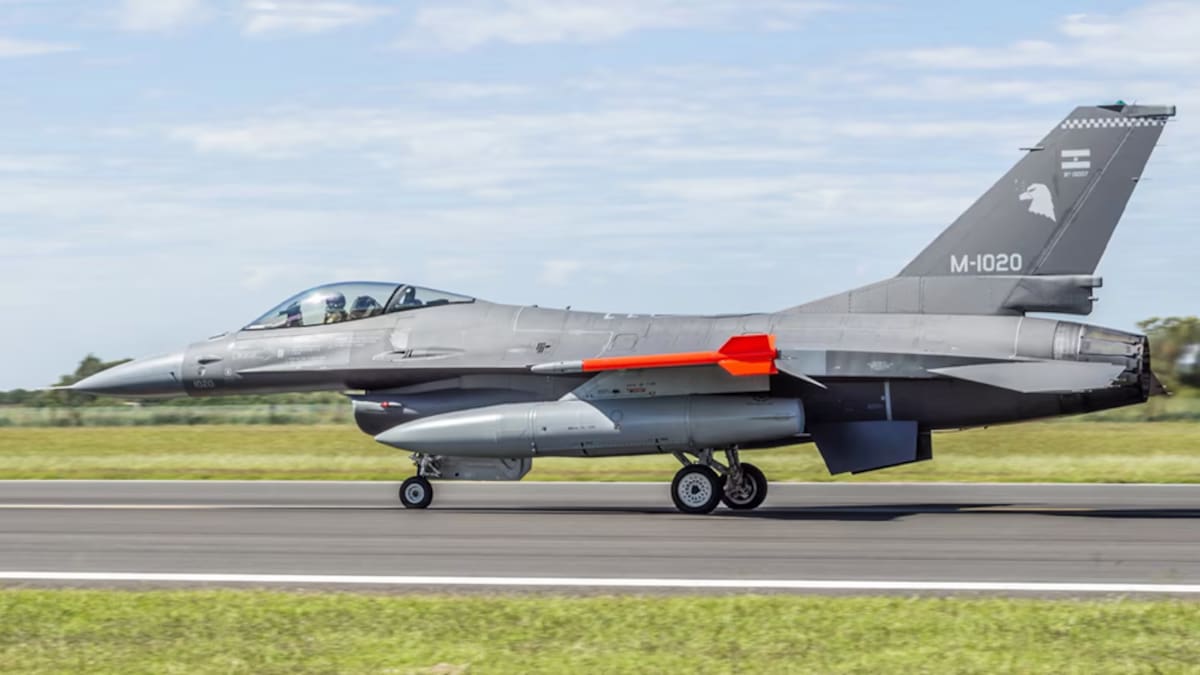 Los F-16 hicieron vibrar Buenos Aires: el impactante desfile por los 114 años de la Fuerza Aérea Argentina